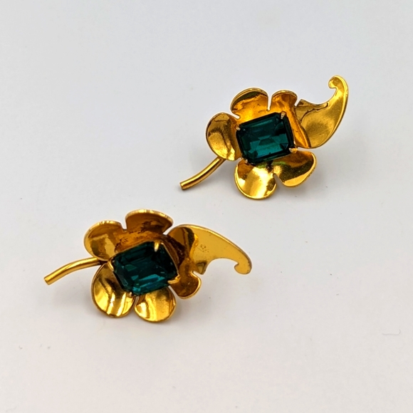 Amazing Vintage Gold Tone 925 Sterling Screw Back Emerald Green Glass Earrings - Picture 1 of 10